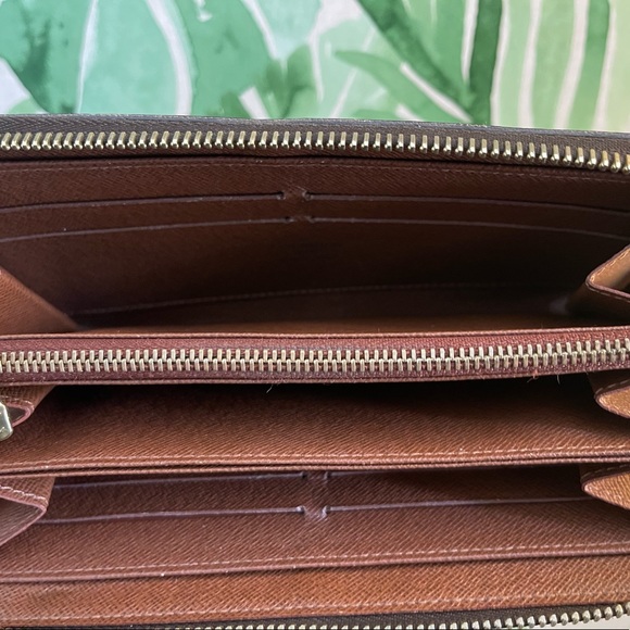 S O L D LV Zippy Wallet - Picture 7 of 9